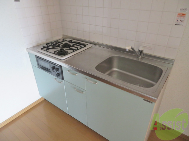 キッチン　コンロも備え付けのシステムキッチンが嬉しいですね