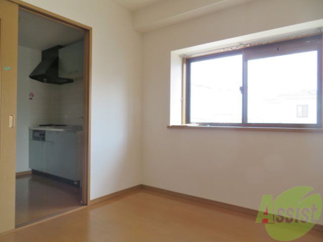 その他部屋・スペース　こちらの洋室、ベッドを置いて寝室にいいかもしれませんね