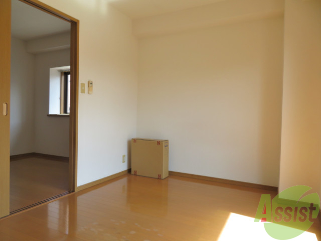 居室・リビング　南向きの陽当たりのいいフローリングのリビングです