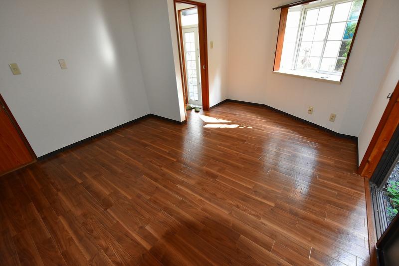 居室・リビング　床色が落ち着いた色合いで綺麗です♪