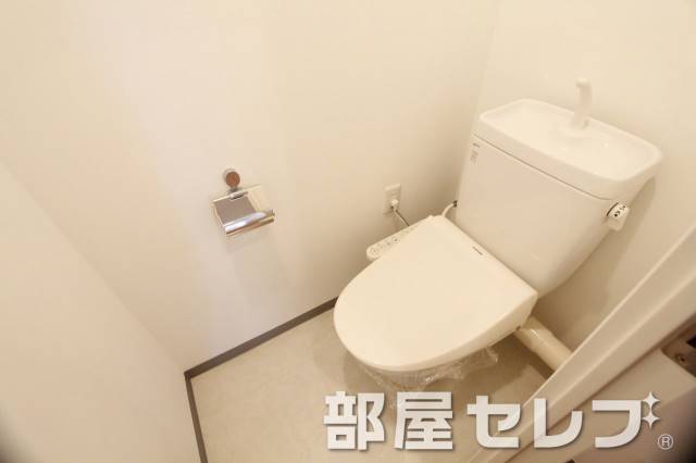 トイレ　温水洗浄便座。