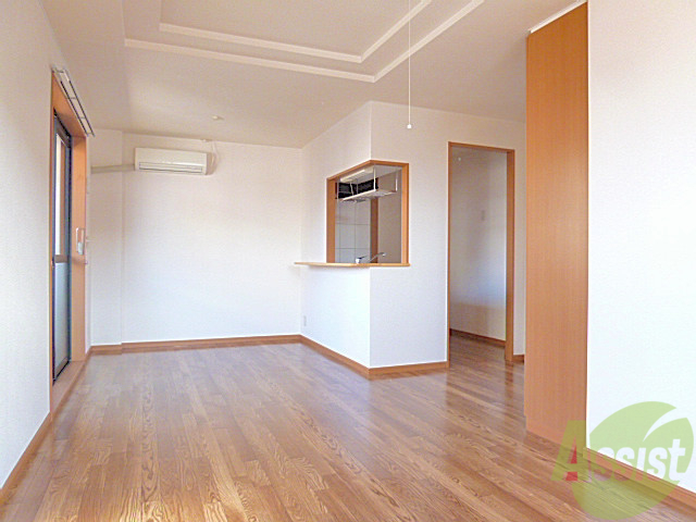 居室・リビング　フローリングが綺麗な１０帖の広々リビングです。