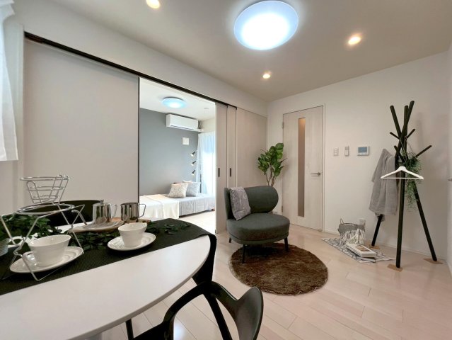 居室・リビング　モデルルームイメージの為、現状を優先いたします