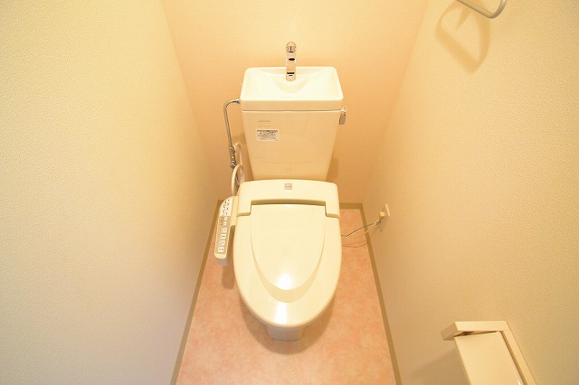 トイレ　ウォシュレットもついています。