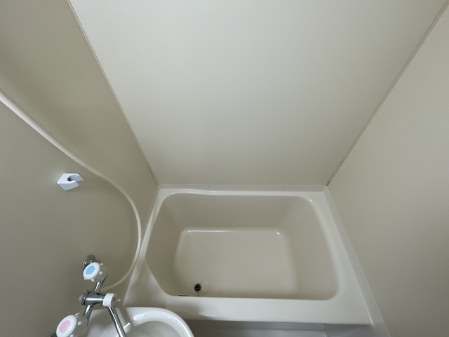 バス・シャワールーム　※補修前の参考画像の為、設備等は現況優先。