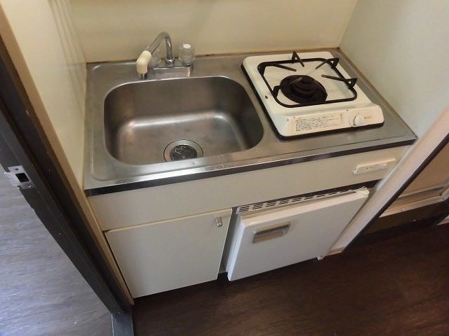 キッチン　冷蔵庫付きのキッチンです。