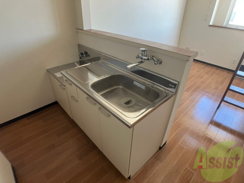 キッチン　キッチン周りは意外と物が多いので棚があるといいですね。