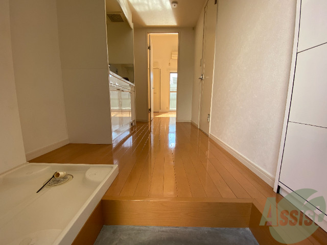 玄関　玄関から撮影しました。敷居が高くなくて安心ですね。