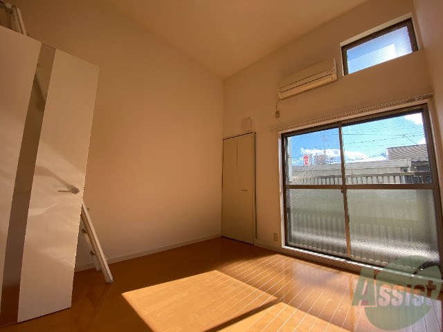 居室・リビング　こちらがリビングです。陽が入ってくるのがわかります。