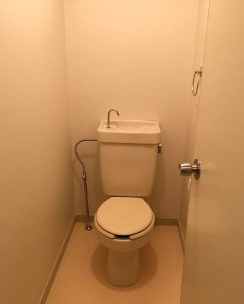 トイレ　落ち着いた色調のトイレです