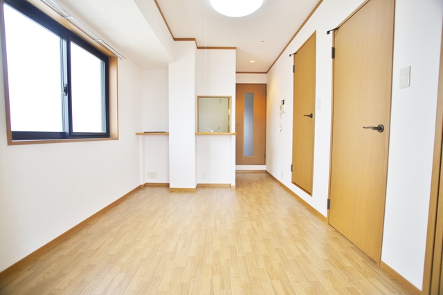 居室・リビング　窓も多く明るいリビングです