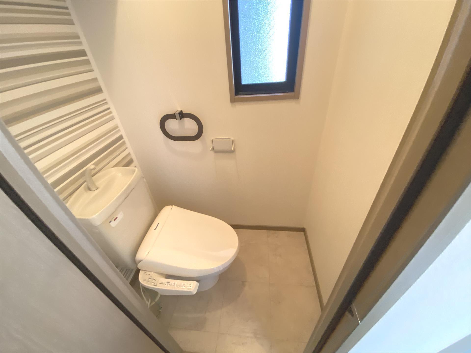 トイレ　※写真はリフォーム前のものです。