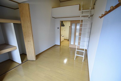居室・リビング　写真は同棟内別部屋です