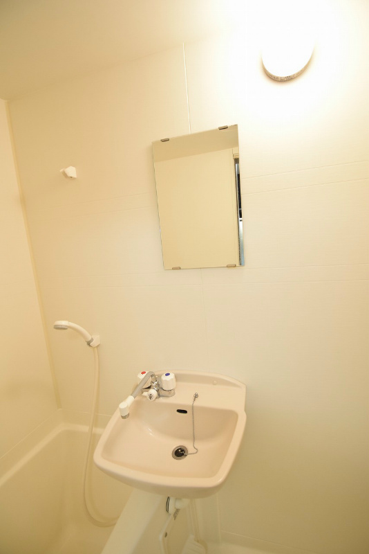 洗面設備　写真は同棟内別部屋です