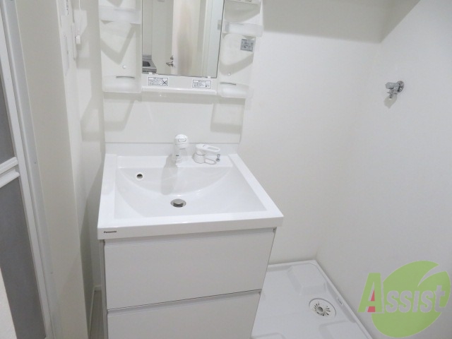 洗面設備　シャワー付きの洗面台で、朝の準備が捗りそうですね。