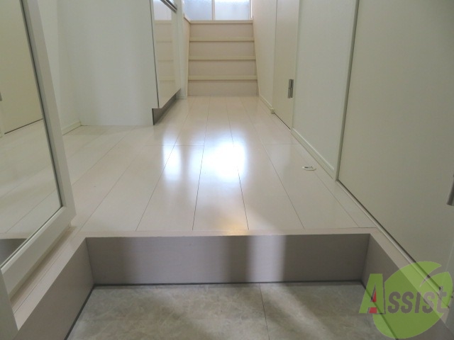 玄関　玄関はお客さんが来ても問題ない広さです。