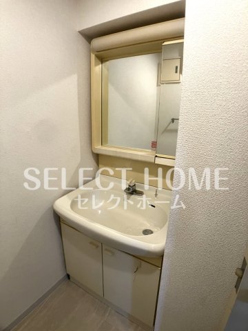 洗面設備　独立洗面台、小物を置くことができて便利です