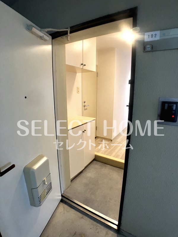 玄関　収納もある玄関です