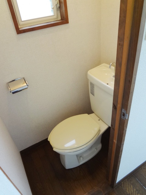 トイレ　落ち着いた色調のトイレです
