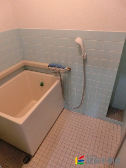 バス・シャワールーム　シャワー付きの浴室