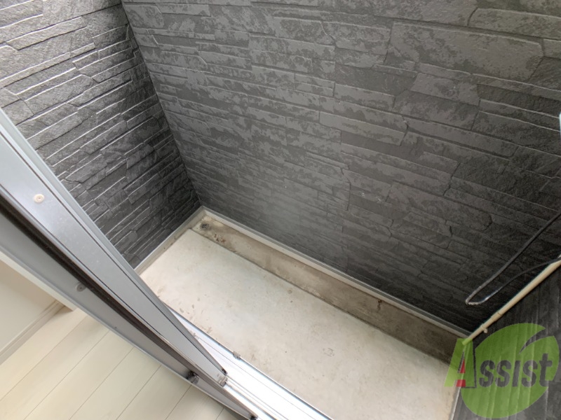 バルコニー　バルコニーは洗濯物を干すのに十分な広さがありますね。