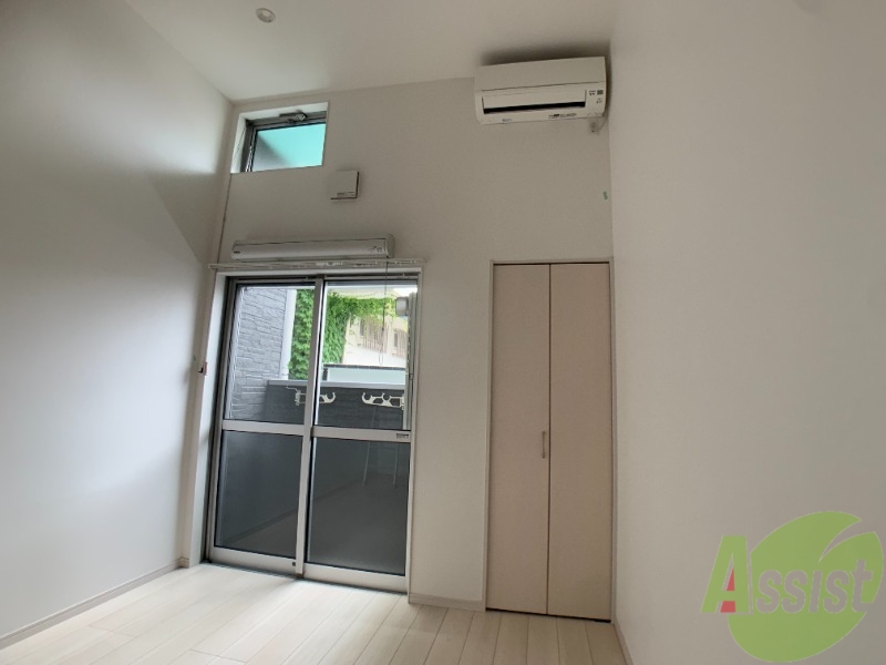 居室・リビング　６帖の洋室です。生活のメインとなる部屋ですね。