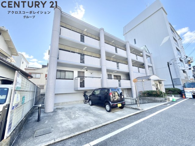 建物外観　敷地内に駐車場あります♪