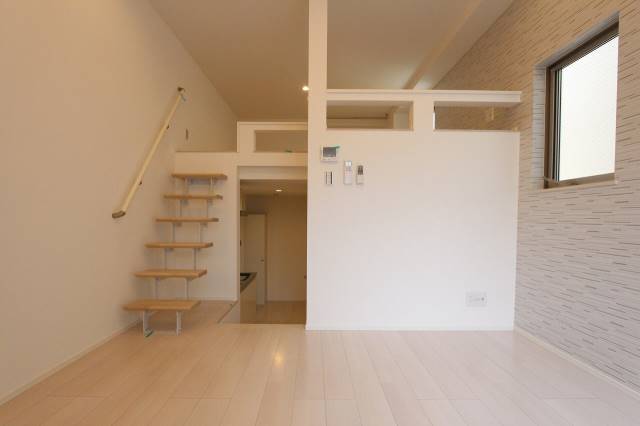 居室・リビング　１０３号室内装写真参照