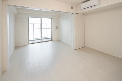 居室・リビング　■↓LD10.2畳・↑洋室5.0畳