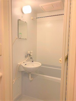 バス・シャワールーム　コンパクトで使いやすいお風呂です