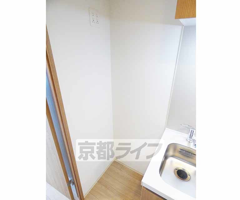 その他部屋・スペース　キッチン横に冷蔵庫が置けます。