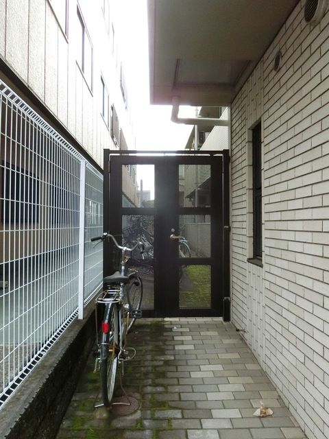 駐車場　共用の自転車置き場です