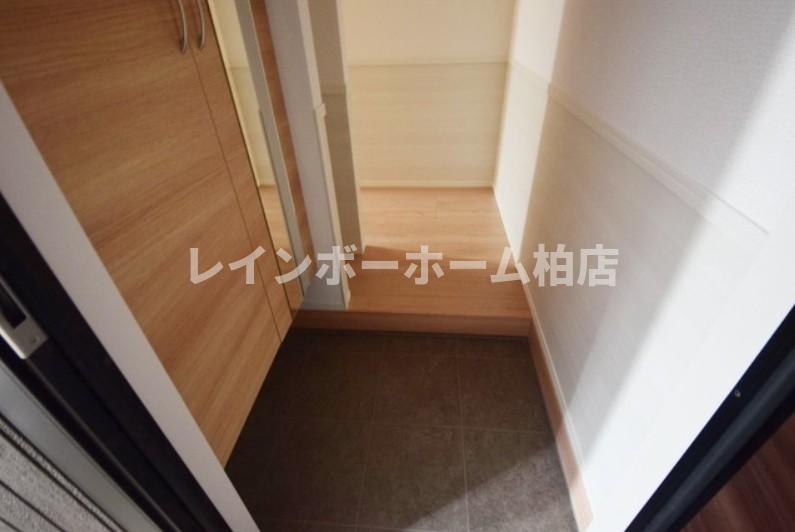 玄関　収納もある玄関です ※同物件別号室の写真です。
