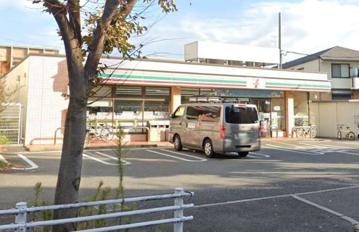 コンビニ　セブンイレブン（コンビニ）まで637m