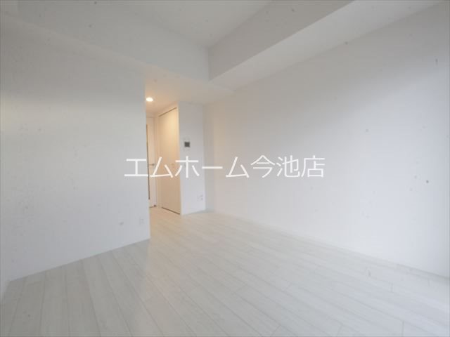 その他　洋室8.1帖　エアコン付　収納充実　バルコニーに面しています