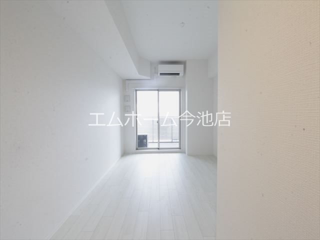 その他部屋・スペース　洋室8.1帖　エアコン付　収納充実　バルコニーに面しています