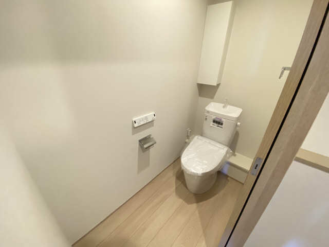 トイレ　トイレの扉には子育て世帯にはうれしい引き戸タイプを採用
