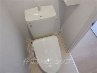 トイレ　シャワートイレ・収納あり
