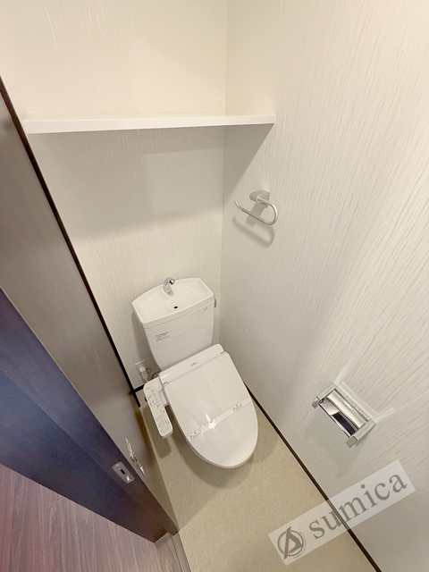 トイレ　人気アイテムの温水洗浄便座。清潔感のあるトイレです。