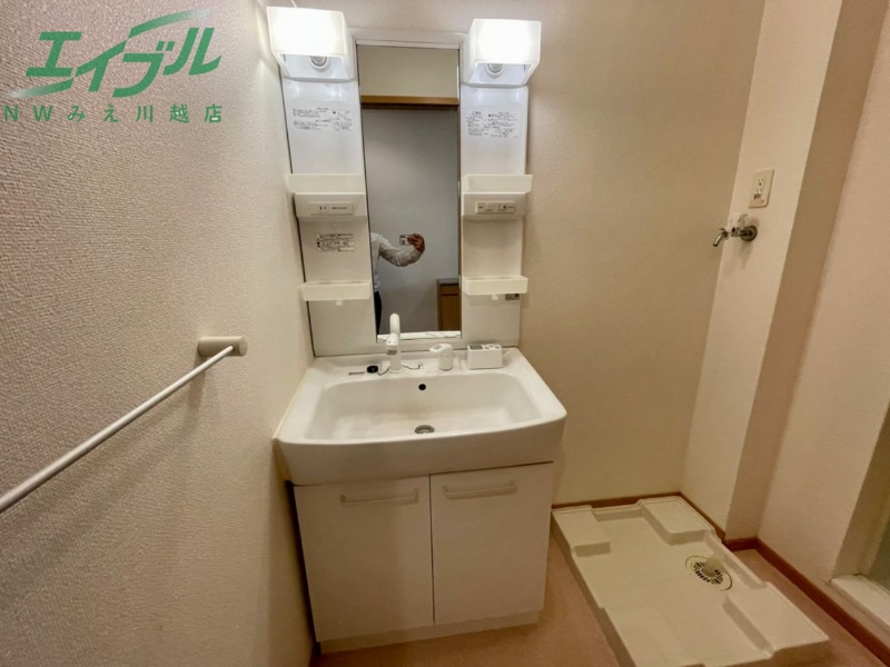洗面設備　同型反転参考写真です