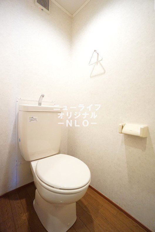 トイレ　トイレットペーパーホルダー、タオル掛け付きです☆