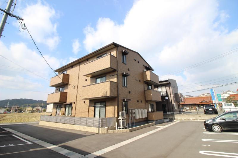 建物外観　サンフラワー31　建物外観と敷地内駐車場
