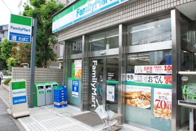 コンビニ　ファミリーマート南青山六丁目店（コンビニ）まで439m
