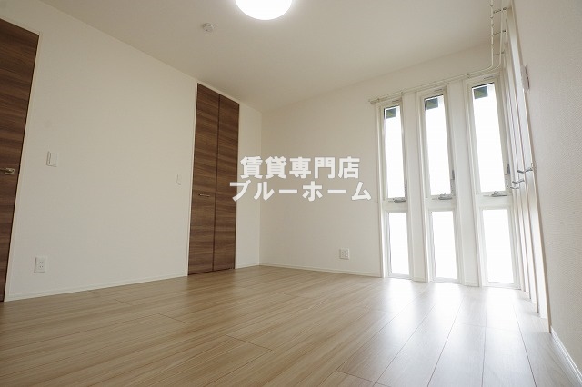 その他　7.1帖の窓が多く明るい洋室！