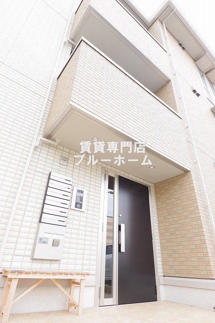建物外観　軽量鉄骨造3階建ての物件！