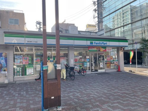 コンビニ　ファミリーマート 那古野二丁目店（コンビニ）まで215m