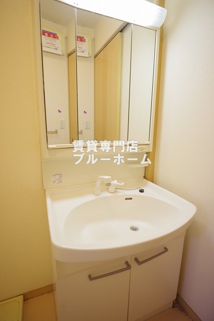 洗面設備　三面鏡の収納付き独立洗面台！