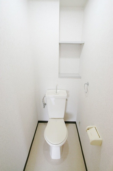 地下鉄御堂筋線 江坂駅 徒歩15分 3階建 築37年のトイレ写真