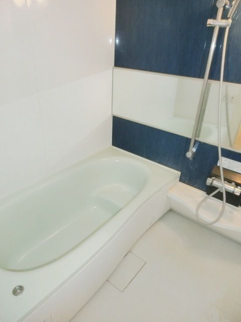 バス・シャワールーム　ゆったりとした一坪の浴室は魅力的です