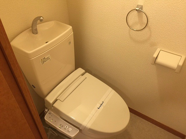 トイレ　温水洗浄便座です。